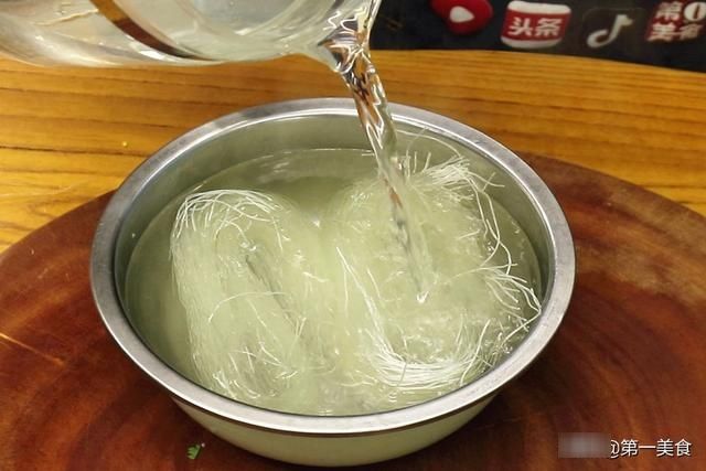 年夜饭开运菜——“蒸蒸日上”！2种食材、2步搞定，红火还漂亮