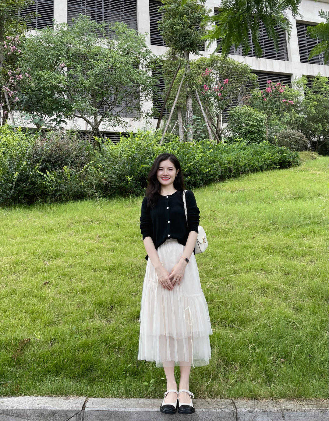 针织衫|胖女孩最关心的搭配来了,针织衫搭配半身裙时髦又精致,显高显瘦