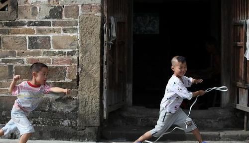 小朋友|儿子去亲戚家摔坏一柜手办,妈妈开始不以为然,看到账单后懵了