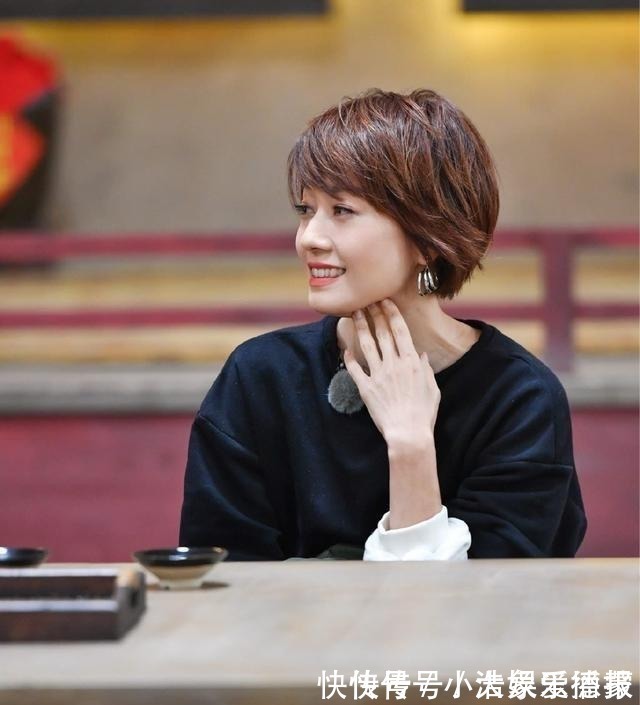 时尚|45岁女人显年轻的发型有哪些中长直发或卷发都很好,时尚又优雅