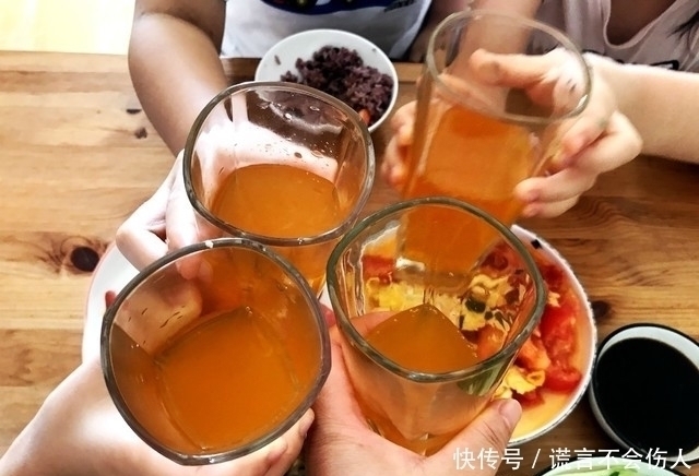 黄桃|家里3个孩子，吃饭不凑合，做一桌家常菜，朋友担心儿子接不走