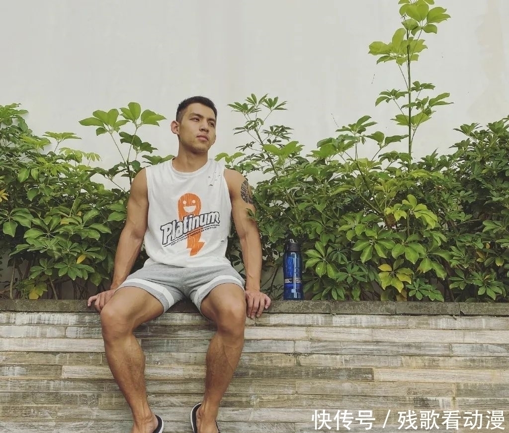 荷尔蒙|漫展黝黑筋肉男火了短发天菜体育生小钢砲,这身腱子肉绝了