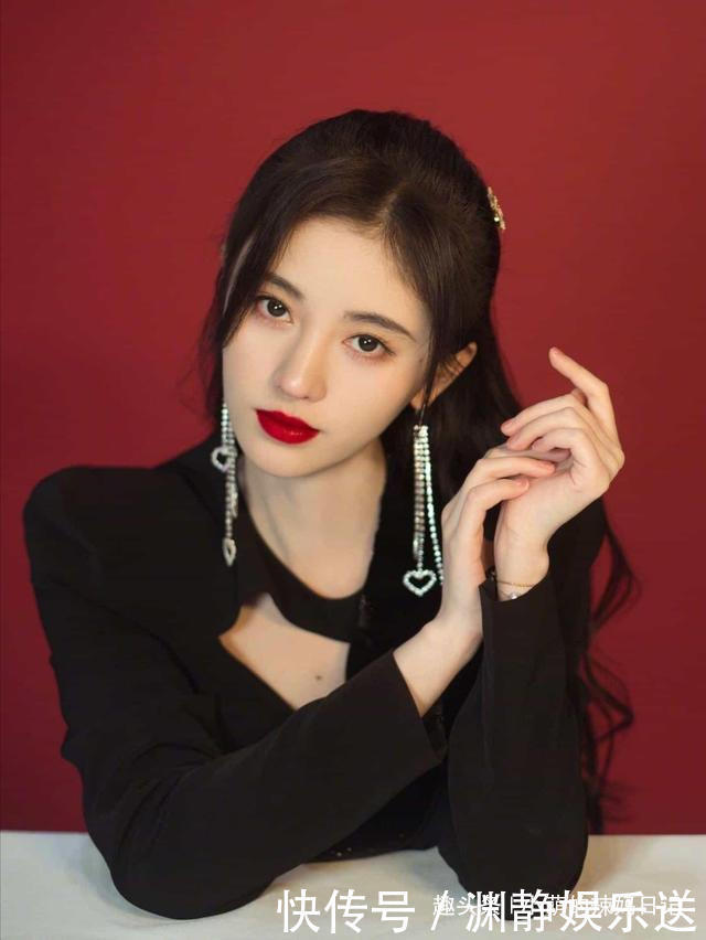 女人不管奔几,尽量少戴这5种“饰品”,显廉价没气质还很掉价