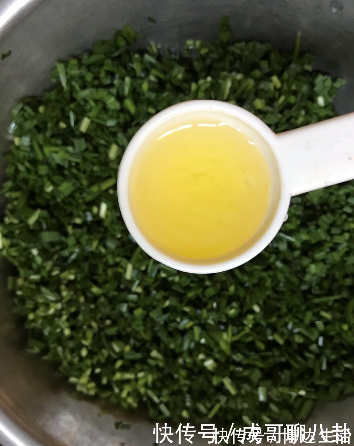 调味料|爱吃韭菜盒子的看过来,学会这个做法就够了,个个薄皮大馅真美味