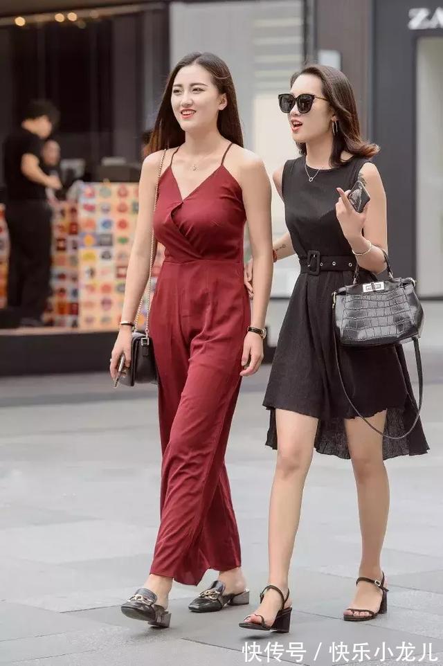 美女 红色的半裙,开叉的设计,让美女的半裙在风中显得更加飘扬