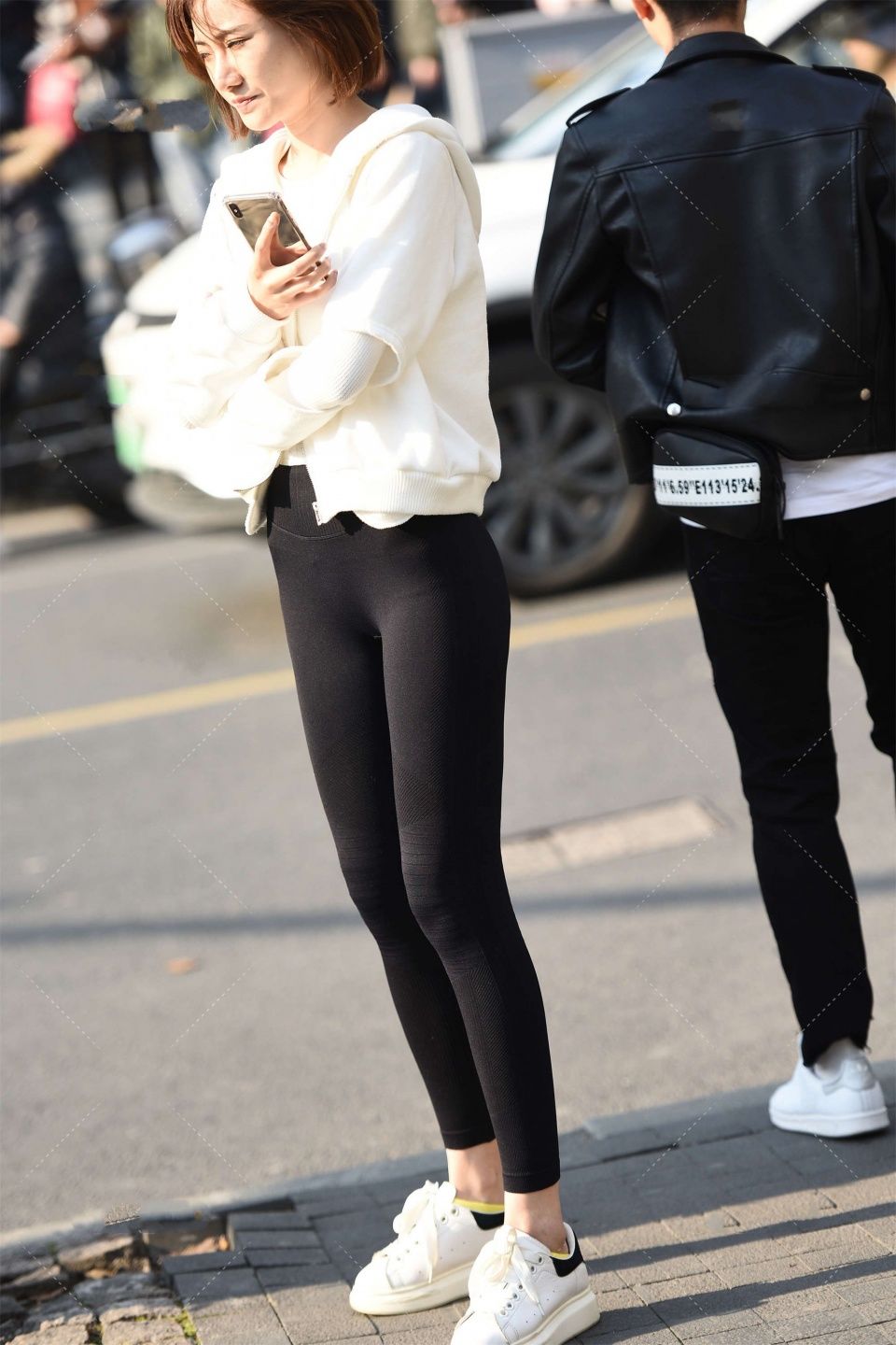 白色开衫连帽卫衣，下搭黑系瑜伽裤，经典黑白穿搭保暖又时尚