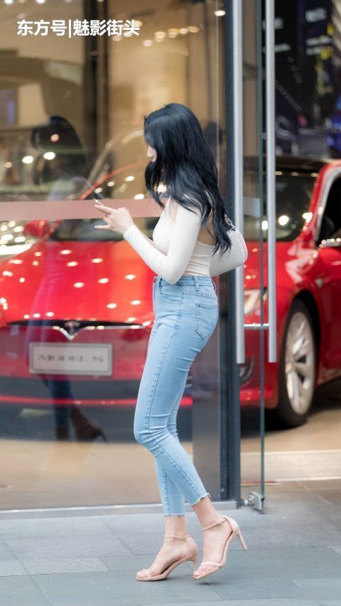 紧身牛仔裤在夏季出镜率很高，修身显瘦又百搭，时尚的姑娘都在穿