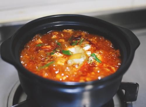  甜香|石锅嫩豆腐汤色泽诱人，甜香嫩滑，看着很红，辣度很低，满嘴回甘