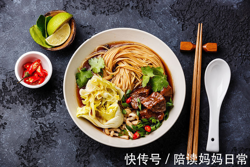 面条别再煮着吃了,试试这种新做法 ,爽滑劲道好吃到停不下来