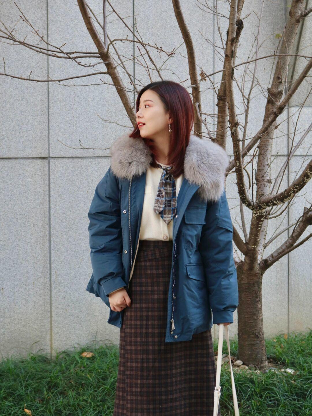 修身牛仔裤|寒冷的冬季怎么穿?羽绒服的搭配思路总结好了,穿出优雅时髦