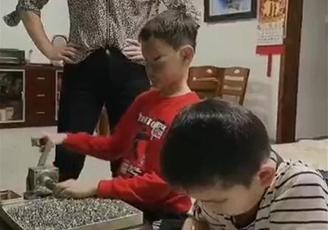 杨女士|“最硬核妈妈”火了,只用一招让孩子乖乖写作业,网友:值得学习