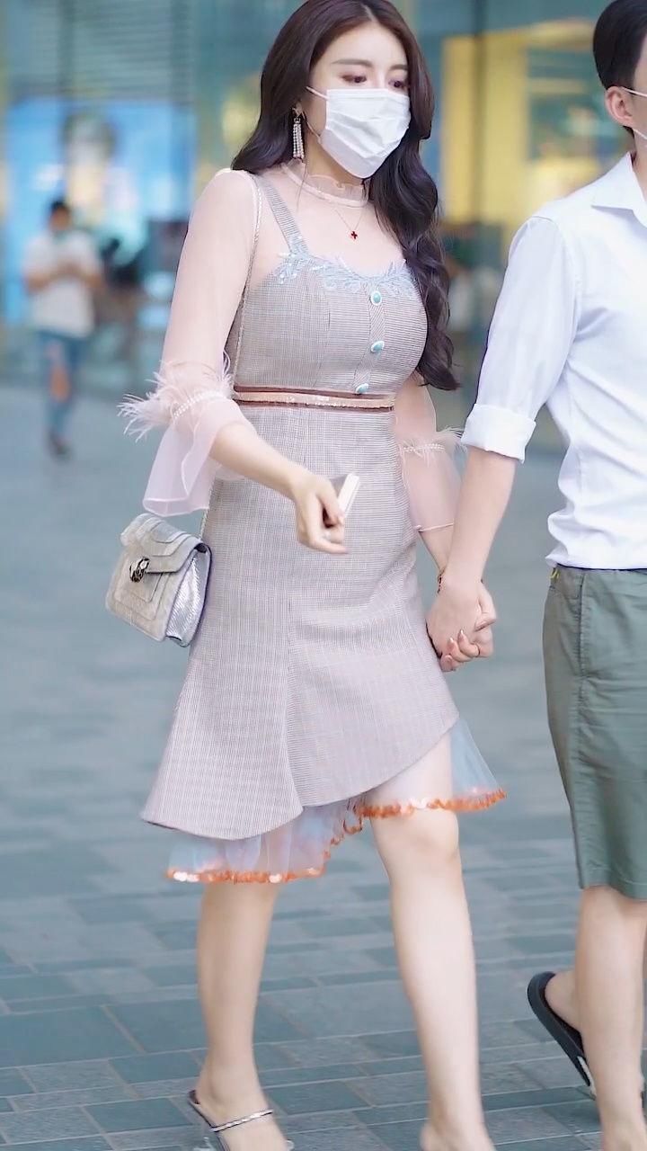 小姐姐|超衬御姐风,一条粉色轻纱打底裙,尽显成熟的魅力