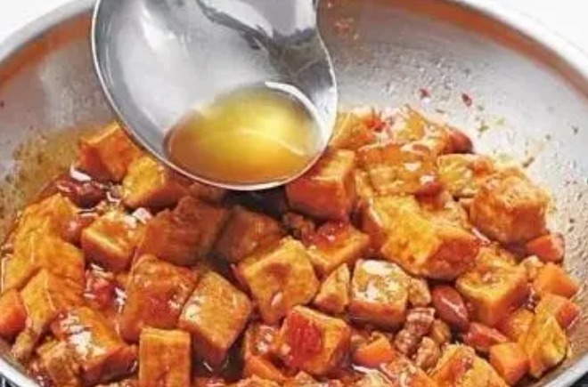 大厨炒菜,出锅前为啥加明油,啥是明油难怪炒啥都香,教你做法