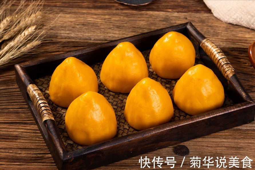 做窝窝头,要不要放面粉厨娘教你一招,又香又松软,好吃不噎人