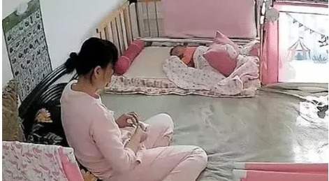 工作|保姆在家看宝宝,妈妈不放心看监控,却被她感动哭了!