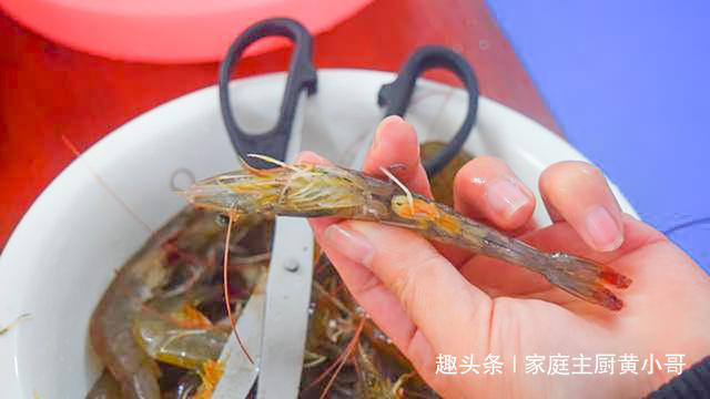 回家|太香了,年夜饭大虾学会此做法,上桌就得抢光,回家必须露一手