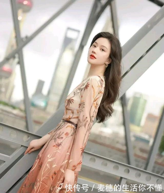 包身 卡其色包身与裙子相呼应,把秋日感拉满,与秋天撞个满怀!