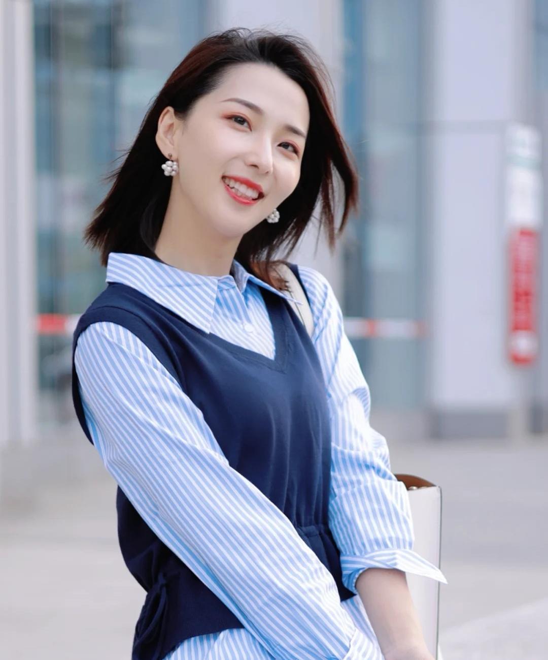 针织马甲|秋天的针织马甲,要穿简约款,搭配衬衫和阔腿裤,穿出好气质