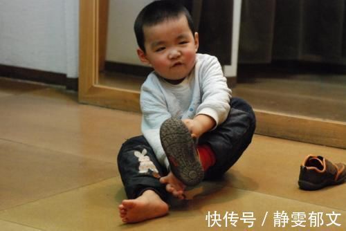 好处|宝宝喜欢脱袜子？家长没必要都制止，对孩子反而有好处