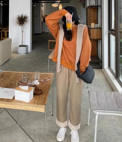 今年春天，卫衣叠穿不再流行，外搭“小披肩”才是正确打开方式