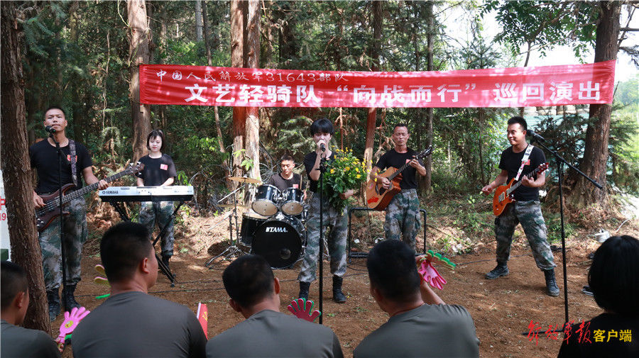 文艺|没有华丽的舞台和灯光，这场文艺巡演为何让官兵拍手叫好