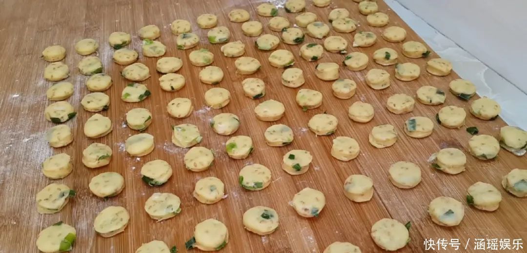 早餐别吃包子了,面粉中加2个鸡蛋,不蒸馒头不烙饼,出锅太香了