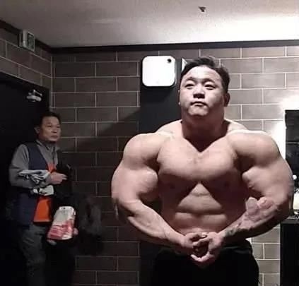 上半身|肌肉男只爱练上半身,220斤体重比例很失常,训练不要顾此失彼