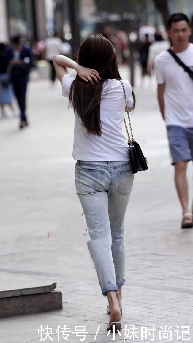 白色体恤+另类破腿牛仔裤,显高显瘦,个性十足!