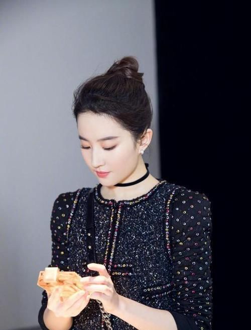 脸上有这3个特征的女生,尽量避开披发散发,露出你的五官更漂亮