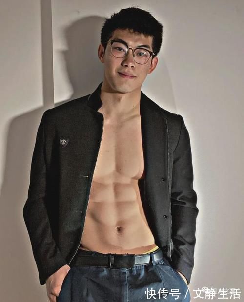 学生时代|22岁“小鲜肉”脱衣秀身材，白巧克力腹肌有点可！