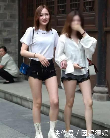 显得|街拍一起逛街的闺蜜,光看腿就已经显得身材很好了