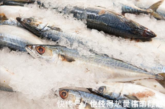 不管解冻什么鱼，都别直接用水泡，渔民教你一妙招，跟活鱼一样鲜
