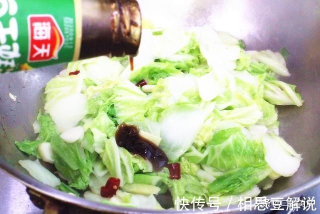 炒白菜|炒白菜时,总用老做法就错了,教您2招,白菜鲜嫩还不出水,解馋