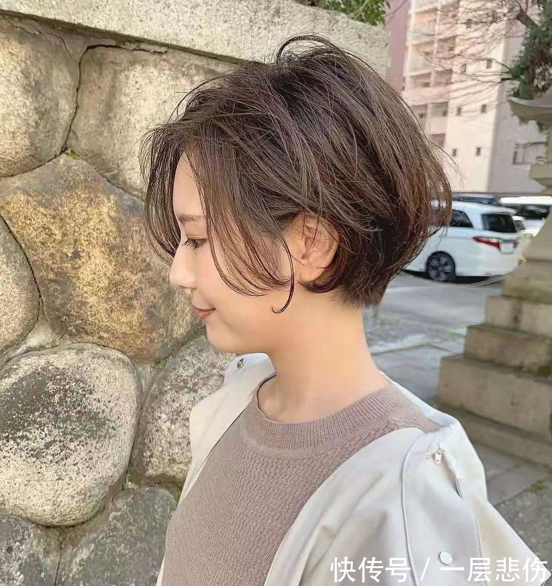 烫发 短发女生想烫发,请问冷烫好还是热烫好?为什么?