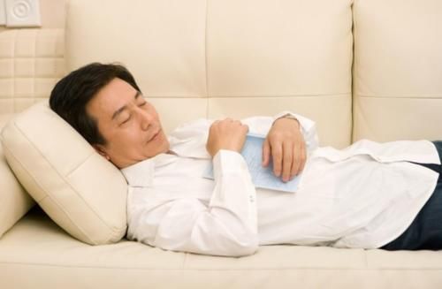 长期散步对身体好吗？医生建议：50岁之后，常做这3件事或更好