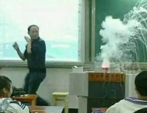 画面|学生抓拍老师的黑历史火了，角度拿捏恰到好处，画面叫人浮想联翩