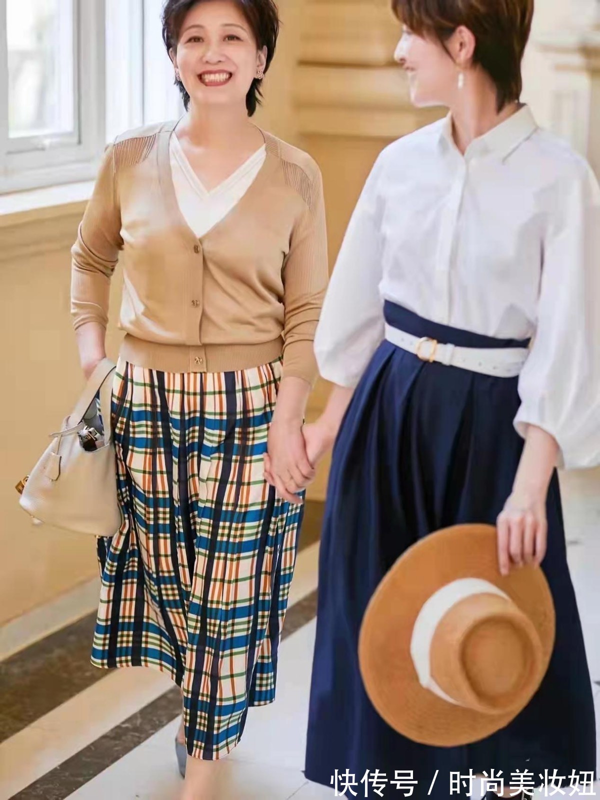 选用 建议50岁的女人多穿“针织衫”,搭配裤子、裙子,都优雅大方