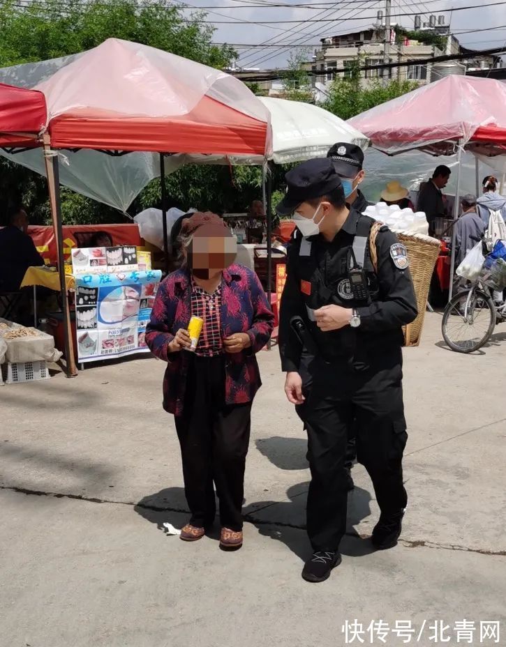 普吉|八旬老人收到百元假钞痛哭流涕，民警慷慨解囊相助