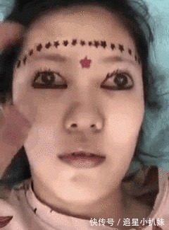 |搞笑GIF:带女友去逛街 请问遇到这种情况该怎么办?