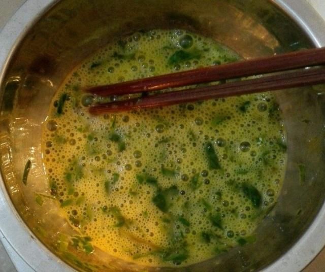 用野菜煎鸡蛋时，多加一点它，不破不碎不粘锅，鲜香味美