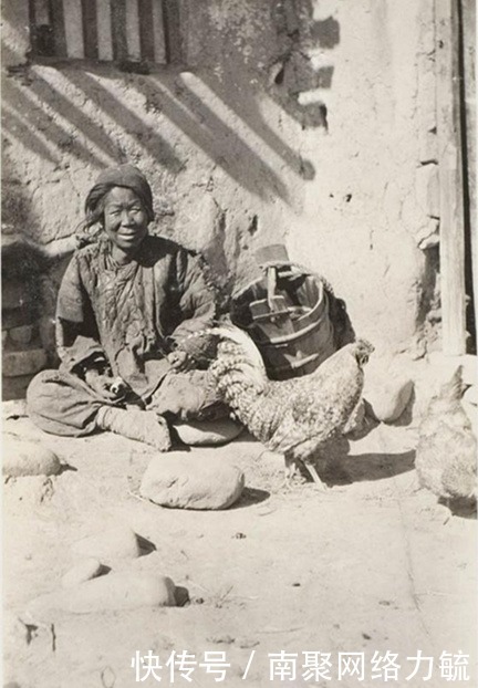 街头|晚清时期老照片:图三是凉州街头,图四养鸡的农妇内心很富足