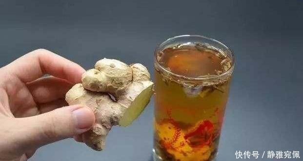 茶叶水中加几片生姜,作用很强大,喝1次可以省几百元!