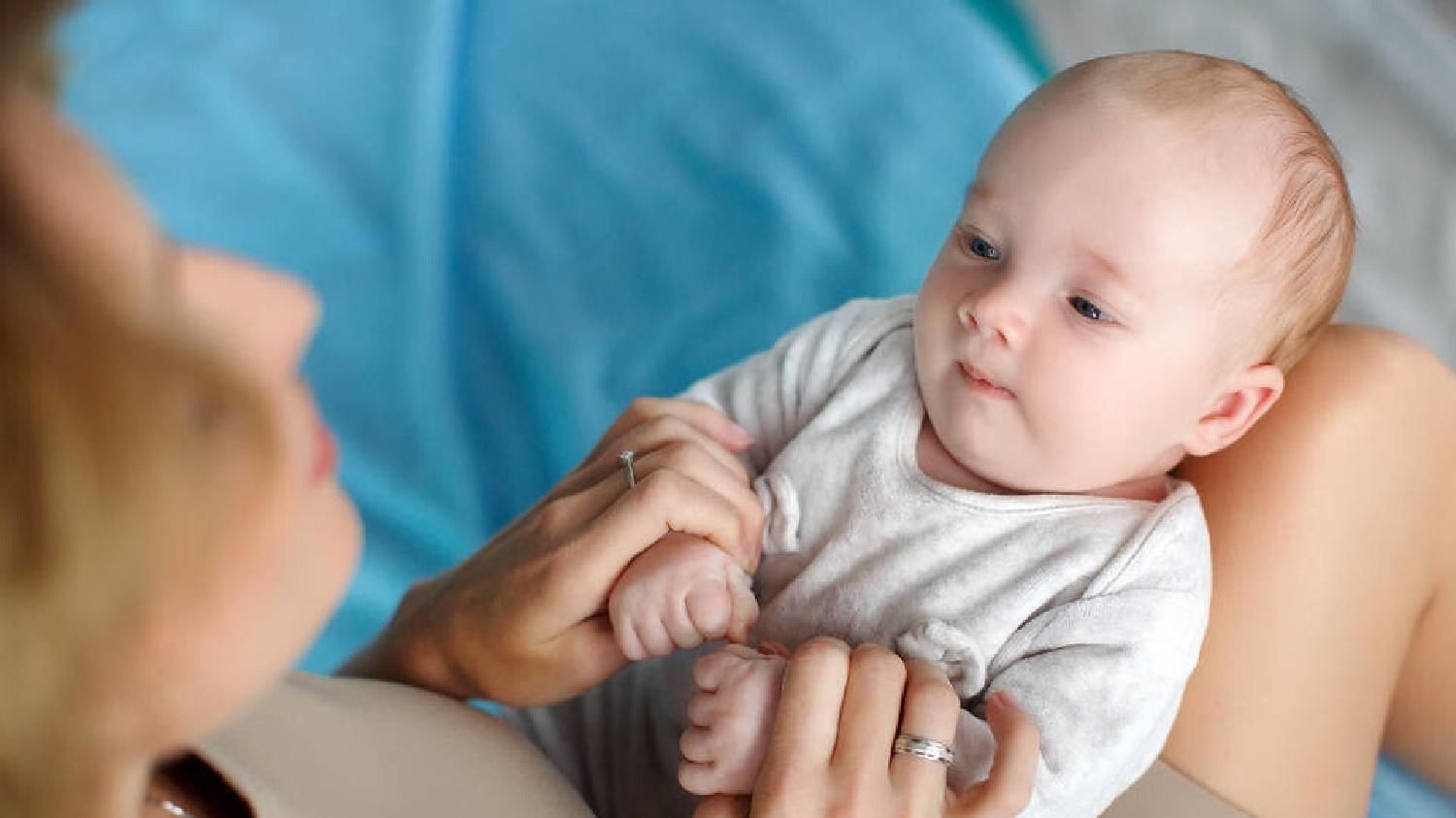 睡眠时间|这样陪两个月婴儿玩耍,不仅促进大脑和身体发育,还拉近亲子关系