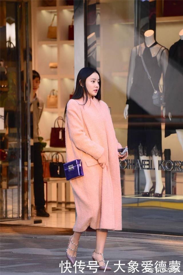 大衣|粉色大衣搭配尖头细跟铆钉凉鞋,这样的秋冬搭,你会尝试么