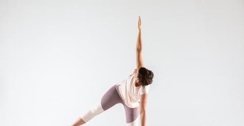 弯曲|一个瑜伽侧身伸展动作,让你的曲线更优美迷人,还能强化核心力