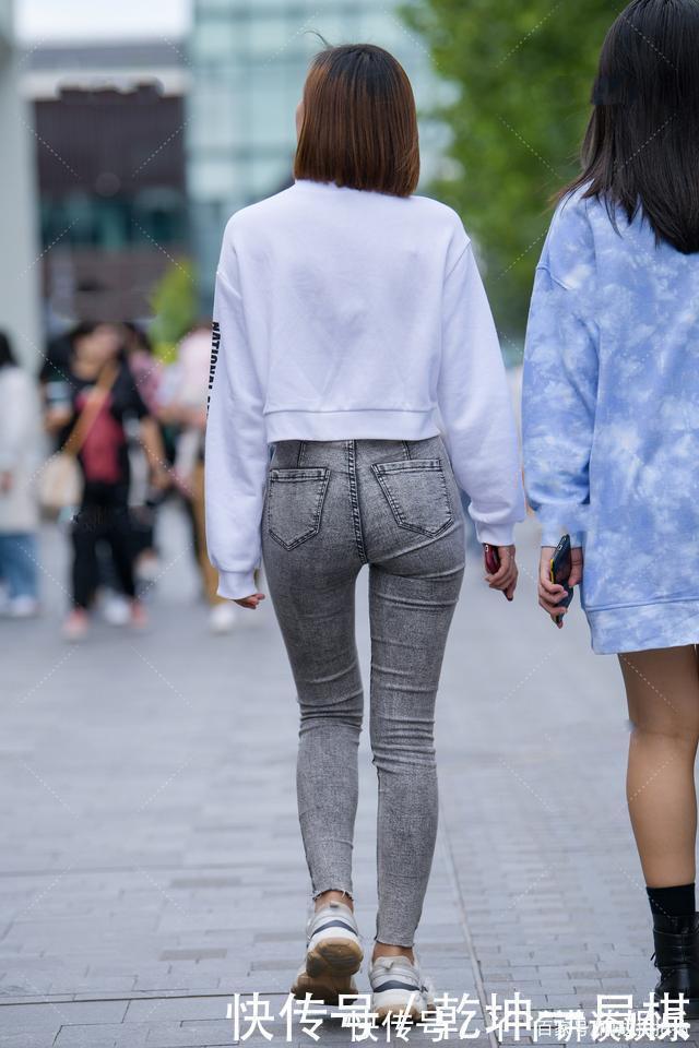 浅灰色|拉链款运动风卫衣，搭配牛仔裤，休闲又时尚