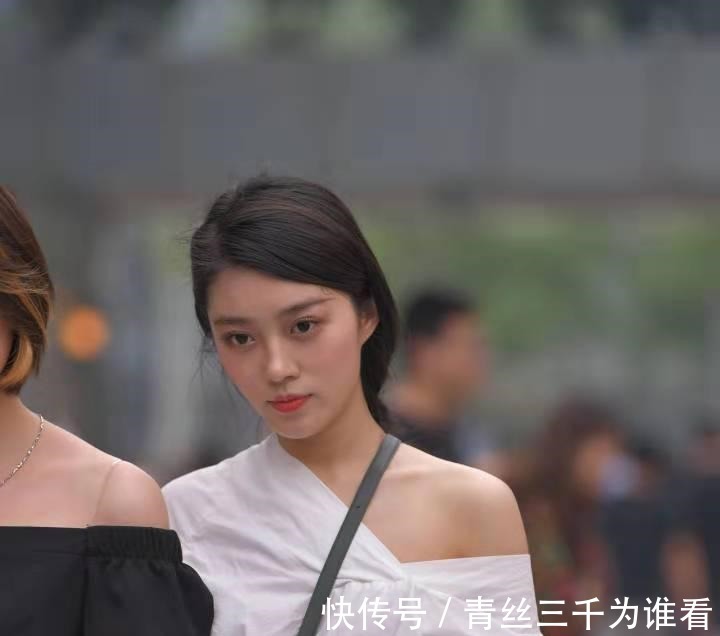 街拍|街拍小姐姐穿衣“不正经”，这么严肃的白衬衣被她穿成这样！