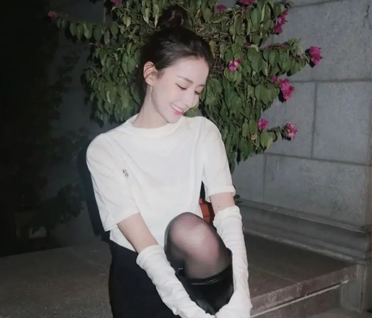 白色 白色上衣和黑色短裤,最常见的搭配了,但是不失时尚感