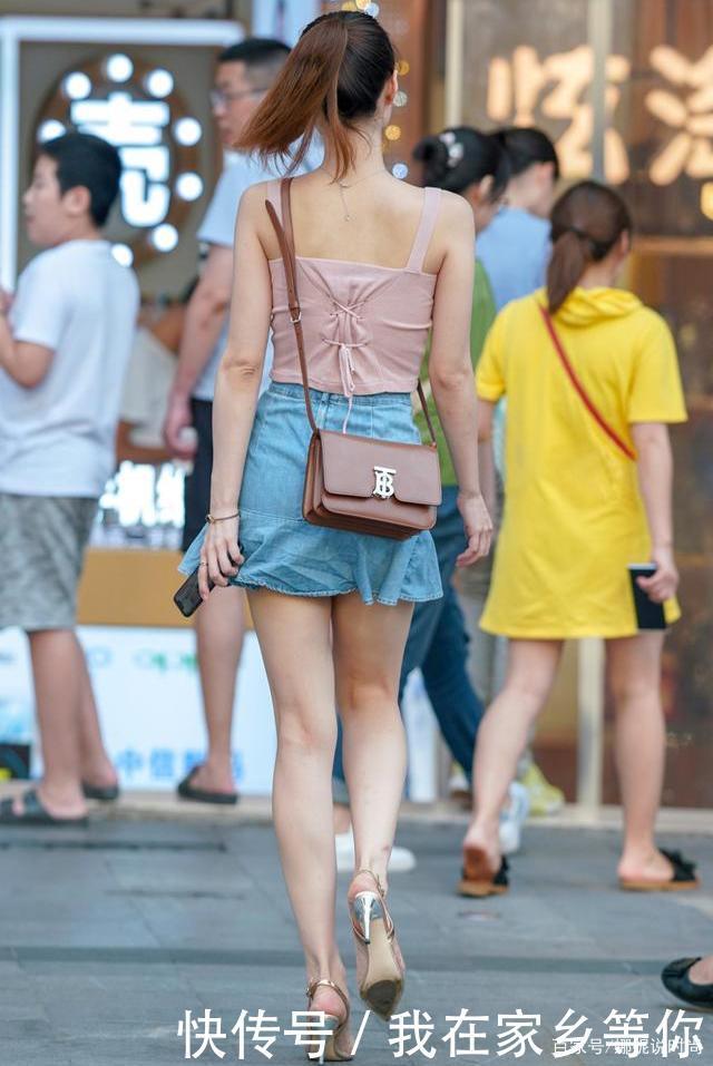 穿着|粉色吊带衫加荷叶边牛仔裙,配上高跟鞋,美女们穿着时尚气质
