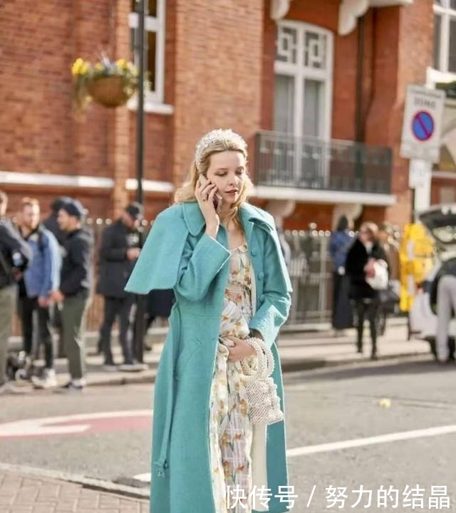 说实话,把大衣穿出高级感,尽量别搭这3种裤子,换个思路,洋气